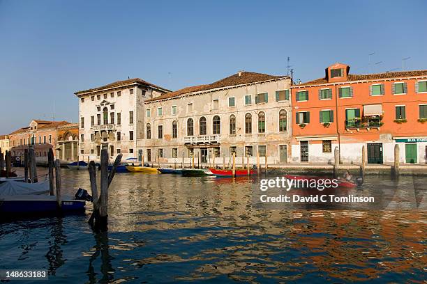 murano island across canale di san donato. - murano 個照片及圖片檔