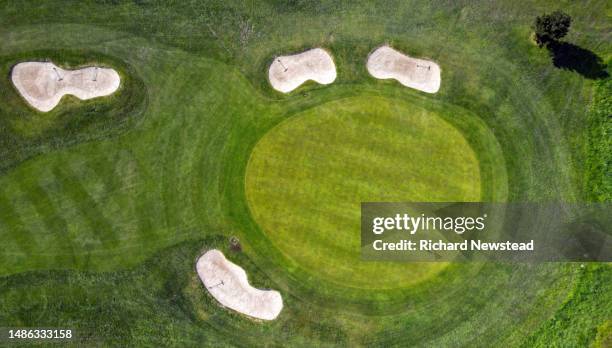 putting green - golfplatz green stock-fotos und bilder