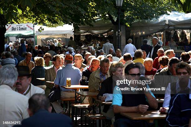 beer garden in city centre. - biergarten stock-fotos und bilder