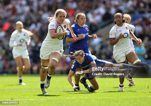 Zoe Aldcroft of England goes past Emilie Boulard to score their fifth try during the TikTok Women's Six Nations match between England and France at...