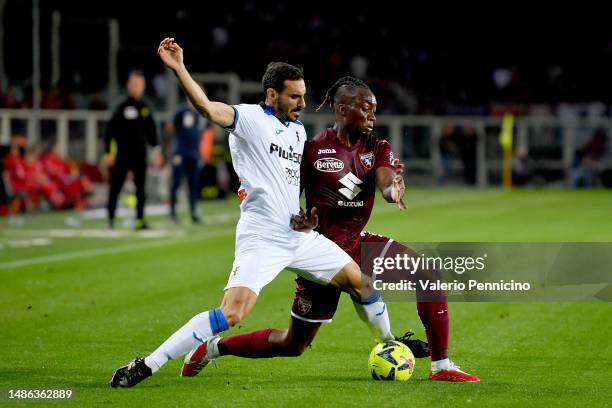 Davide Zappacosta of Atalanta BC battles for possession with Yann Karamoh of Torino FC during the Serie A match between Torino FC and Atalanta BC at...