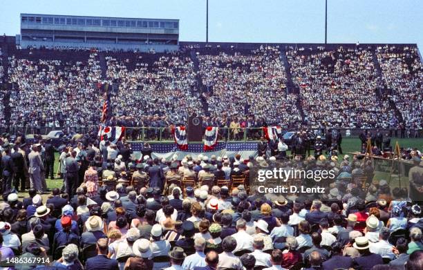 john f. kennedy al dudley stadium 1963 (scansione pellicola) - john f kennedy politica foto e immagini stock