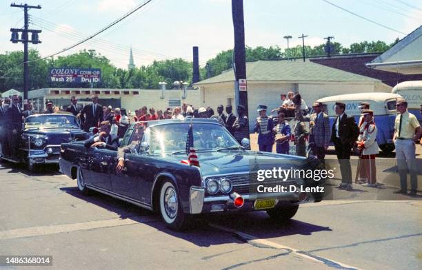 john f. kennedy in the presidential 1961 lincoln convertible - john f kennedy imagens e fotografias de stock