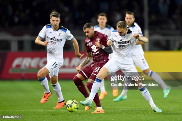 Antonio Sanabria of Torino FC and Teun Koopmeiners of Atalanta BC battle for the ball during the Serie A match between Torino FC and Atalanta BC at...