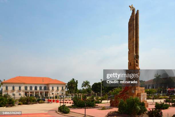 denkmal auf dem heldenplatz und der präsidentenpalast, bissau, guinea-bissau - bissau stock-fotos und bilder