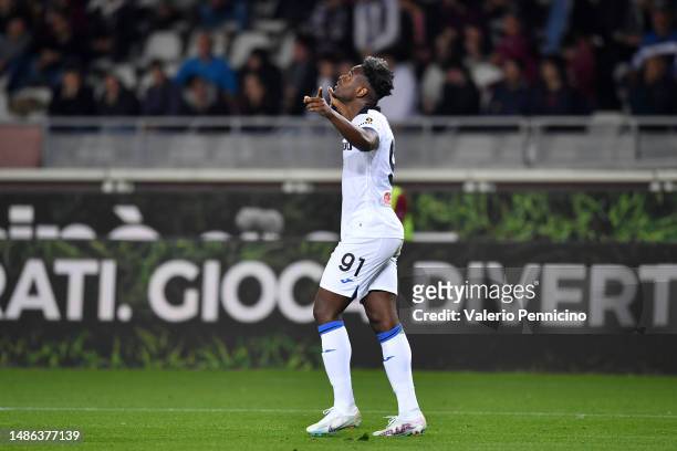Duvan Zapata of Atalanta BC celebrates after scoring the team's second goal during the Serie A match between Torino FC and Atalanta BC at Stadio...