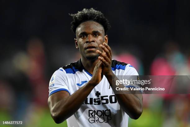 Duvan Zapata of Atalanta BC applauds the fans following the team's victory during the Serie A match between Torino FC and Atalanta BC at Stadio...