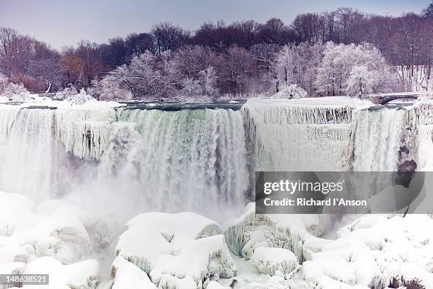 american falls section of niagara falls in winter. - niagarawatervallen stockfoto's en -beelden