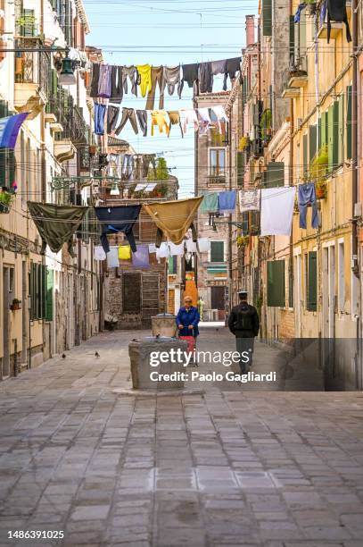 clothes hanging in venice - riemlus stockfoto's en -beelden