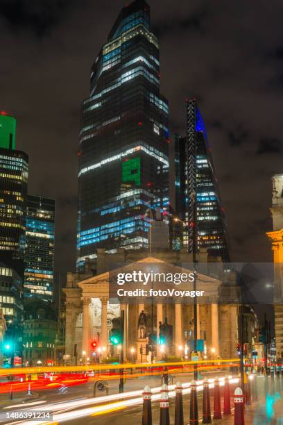 der londoner verkehr rast nachts an der bank of england city vorbei - globalisierung stock-fotos und bilder