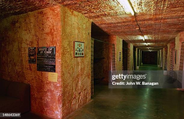 the opal cave underground backpackers hostel in the mining town of coober pedy - クーバーペディ ストックフォトと画像