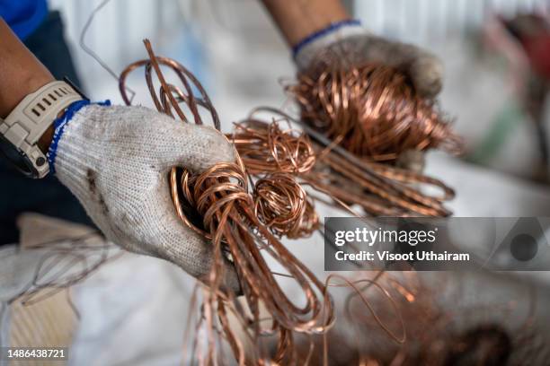 copper wire pulled out of the discarded cable,metal recycling factory. - chatarra fotografías e imágenes de stock