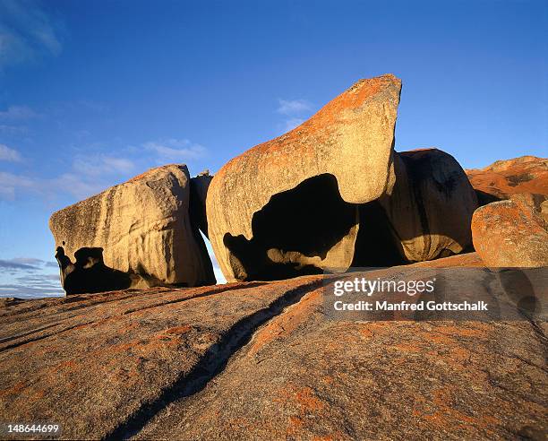 view of the 'the remarkables' the cluster of huge weather sculpted granite boulders on a granite dome over the sea. - saillie rocheuse photos et images de collection