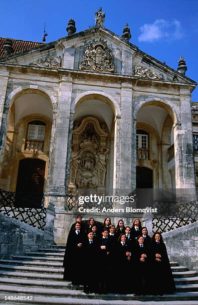 coimbra university graduating class of 2002. the university on via latina was re-established by joao iii in 1537. - coimbra university foto e immagini stock