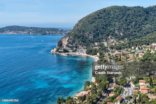 praia bonita perto de eze na riviera francesa - eze village - fotografias e filmes do acervo