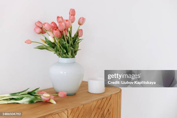 bouquet of flowers in the living room - vas bildbanksfoton och bilder