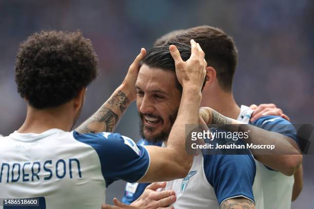 Felipe Anderson of SS Lazio celebrates with team mates after scoring to give the side a 1-0 lead during the Serie A match between FC Internazionale...