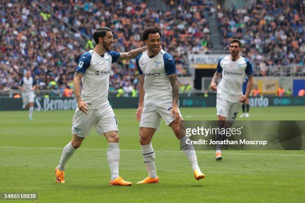 Felipe Anderson of SS Lazio celebrates with team mates after scoring to give the side a 1-0 lead during the Serie A match between FC Internazionale...