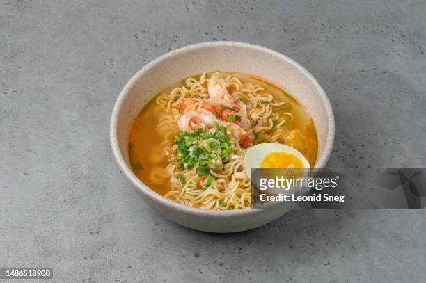 asian instant noodle with shrimps on gray background - bowl of ramen stock pictures, royalty-free photos & images