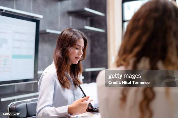 using customer feedback analysis to scale market share your business. business and marketing development manager discussing with her team over a tablet computer about customer feedback data to plan and strategies in a business office. - data analyst stock pictures, royalty-free photos & images