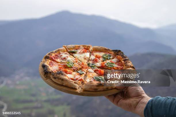pizza home made - マルゲリータピザ ストックフォトと画像