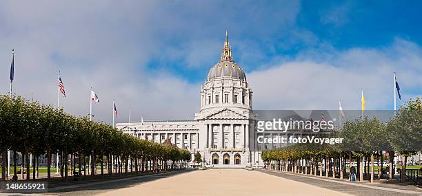サンフランシスコシティーホールユナイテッドネイションズプラザカリフォルニアの夏のパノラマ - サンフランシスコ市役所 ストックフォトと画像