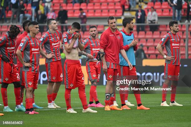 Team US Cremonese reacts under the supporters' stands after the Serie A match between US Cremonese and Hellas Verona at Stadio Giovanni Zini on April...