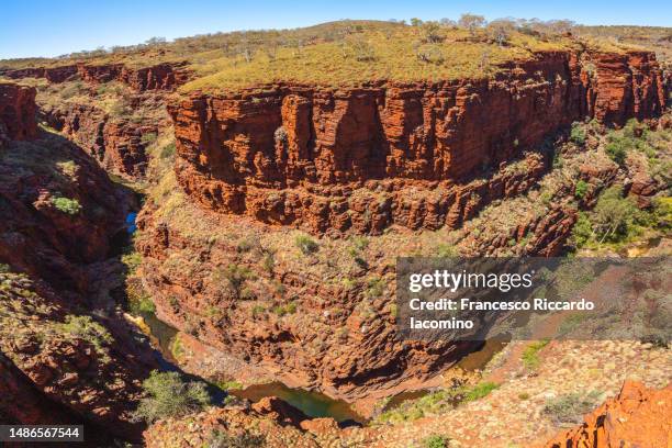 karijini national park, morden o'hare canyon at sunrise. australia - karijini national park stockfoto's en -beelden