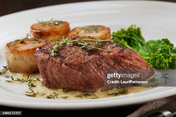 fondente aka patate che si sciolgono in un burro di aglio e timo - filetto foto e immagini stock