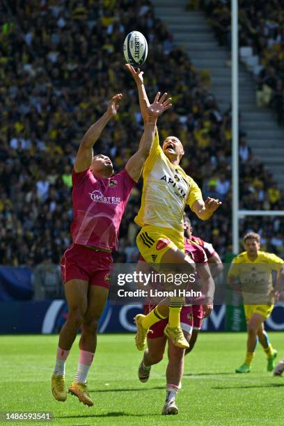 Olly Woodburn of Exeter Chiefs and Dillyn Leyds of La Rochelle battle in the air for the ball during the Heineken Cup Champions Cup semi final match...