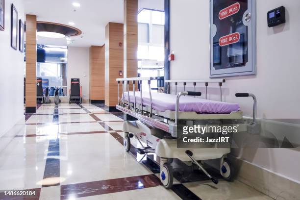 外科ベッドが付いている病院の長い廊下 - stretcher ストックフォトと画像