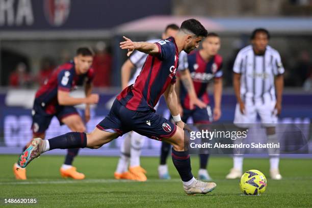 Riccardo Orsolini of Bologna FC scores the team's first goal from a penalty kick during the Serie A match between Bologna FC and Juventus at Stadio...