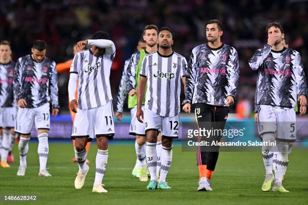Juan Cuadrado, Alex Sandro, Mattia Perin and Manuel Locatelli of Juventus look dejected after the Serie A match between Bologna FC and Juventus at...