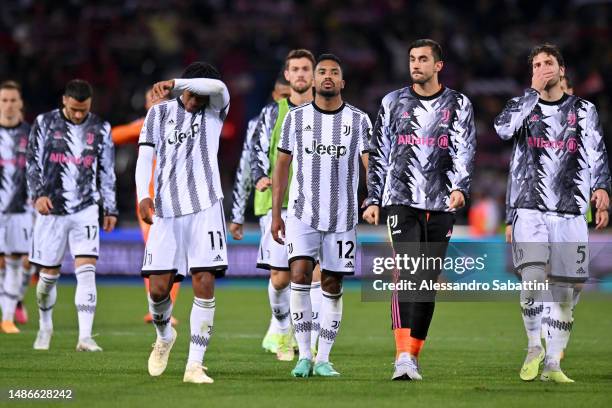 Juan Cuadrado, Alex Sandro, Mattia Perin and Manuel Locatelli of Juventus look dejected after the Serie A match between Bologna FC and Juventus at...