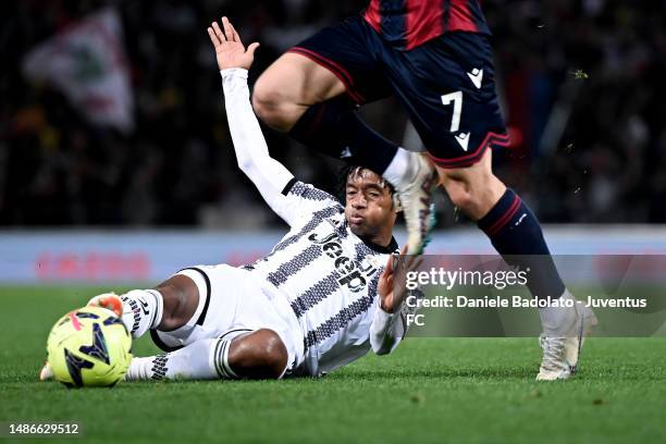 Juan Cuadrado of Juventus clashes with Riccardo Orsolini of Bologna FC during the Serie A match between Bologna FC and Juventus at Stadio Renato...