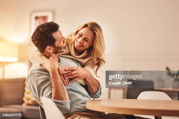 coppia felice, abbraccio e amore con un sorriso in una casa insieme in un matrimonio sano e relazione. donna e uomo maturi con impegno, cura e sicurezza o felicità in una casa per tempo di qualità - victory sign smile foto e immagini stock