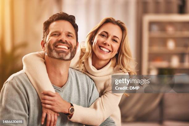 coppia felice, ritratto e amore con un sorriso in una casa insieme in un matrimonio e una relazione sani. donna e uomo maturi con impegno, cura e sicurezza o felicità a casa per tempo di qualità - victory sign smile foto e immagini stock