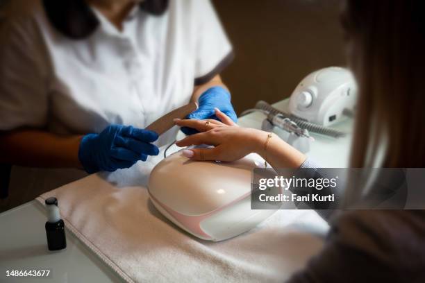 esmalte de uñas de belleza spa - salón de belleza para manicura fotografías e imágenes de stock