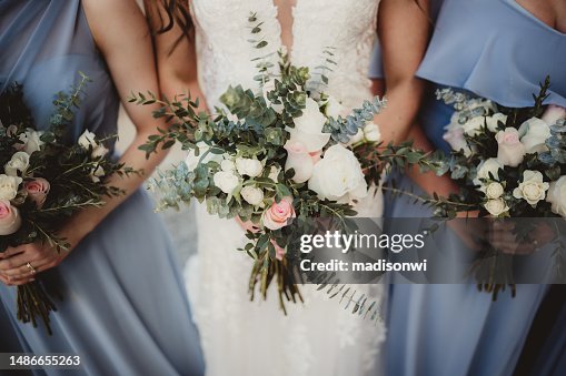 Sposa e damigelle che reggono mazzi di fiori Sposa e damigelle che reggono mazzi di fiori