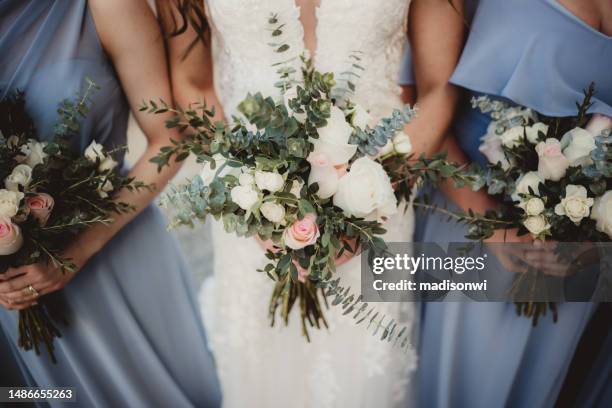 sposa e damigelle che reggono mazzi di fiori - blue dress foto e immagini stock