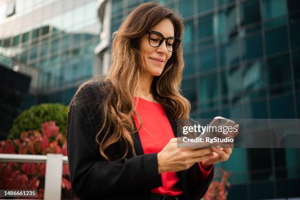 schöne geschäftsfrau, die eine pause macht und smartphone benutzt - einzelne frau über 40 stock-fotos und bilder