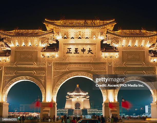 chiang kaishek memorial gates at dusk. - chiang kaishek memorial hall stock pictures, royalty-free photos & images