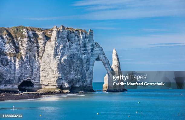 chalk cliff of falaise d'aval at étretat on the alabaster coast with  the natural arch of porte d'aval and the prominent l'aiguille rock needle, pays de caux, seine-maritime, normandy, france - ポルトダヴァル ストックフォトと画像