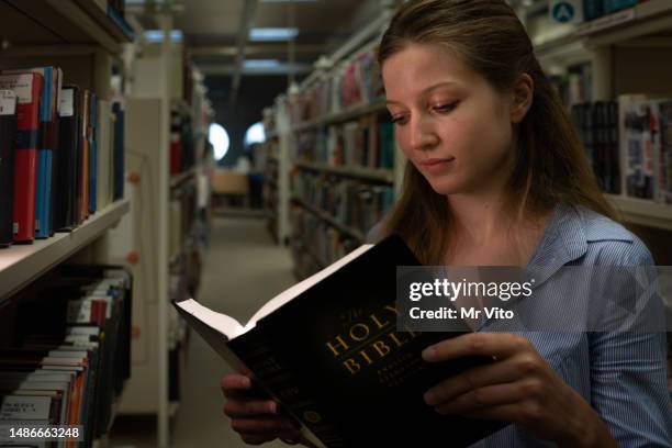 abendleser in der bibliothek - worshipper stock-fotos und bilder