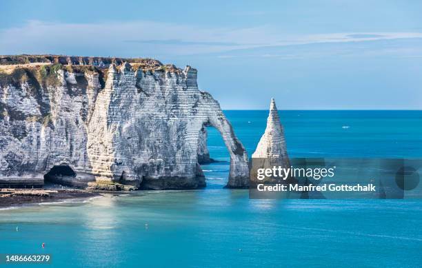chalk cliff of falaise d'aval at étretat on the alabaster coast with  the natural arch of porte d'aval and the prominent l'aiguille rock needle, pays de caux, seine-maritime, normandy, france - ポルトダヴァル ストックフォトと画像