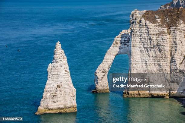 falaise d'aval chalk cliffs at étretat on the alabaster coas) with the l'aiguille rock needle and the natural arch of porte d'aval, pays de caux, seine-maritime, normandy, france - ポルトダヴァル ストックフォトと画像