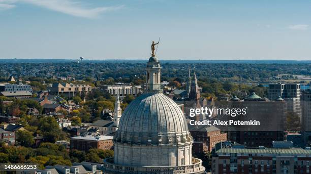 verwaltungsbezirk auf dem capitol hill mit blick auf das rhode island state house und die straßen von providence von oben. - rhode island stock-fotos und bilder