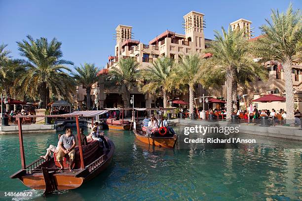 abras on canal at madinat jumeriah  shopping centre. - hotel madinat jumeirah fotografías e imágenes de stock