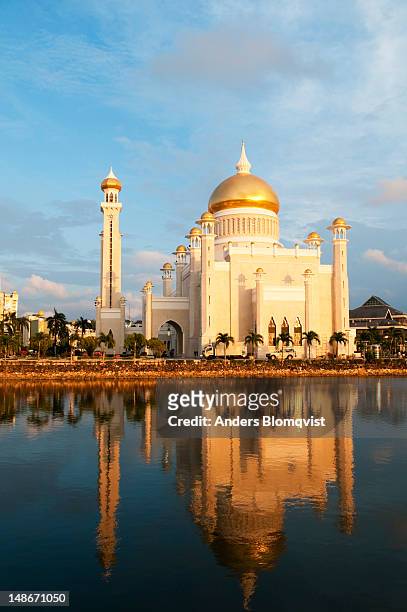 omar ali saifuddien mosque reflected in the lagoon at sunset. - sultan omar ali saifuddin mosque stock-fotos und bilder