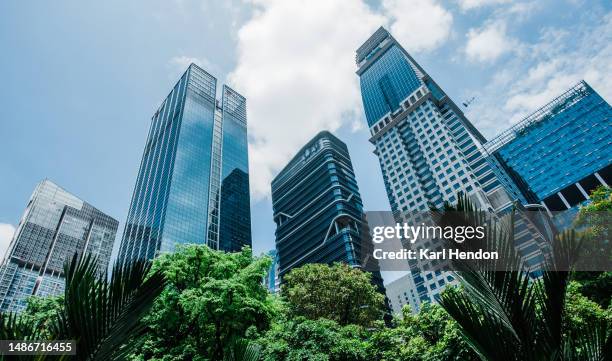 looking up at singapore city buildings - singapore skyscrapers foto e immagini stock